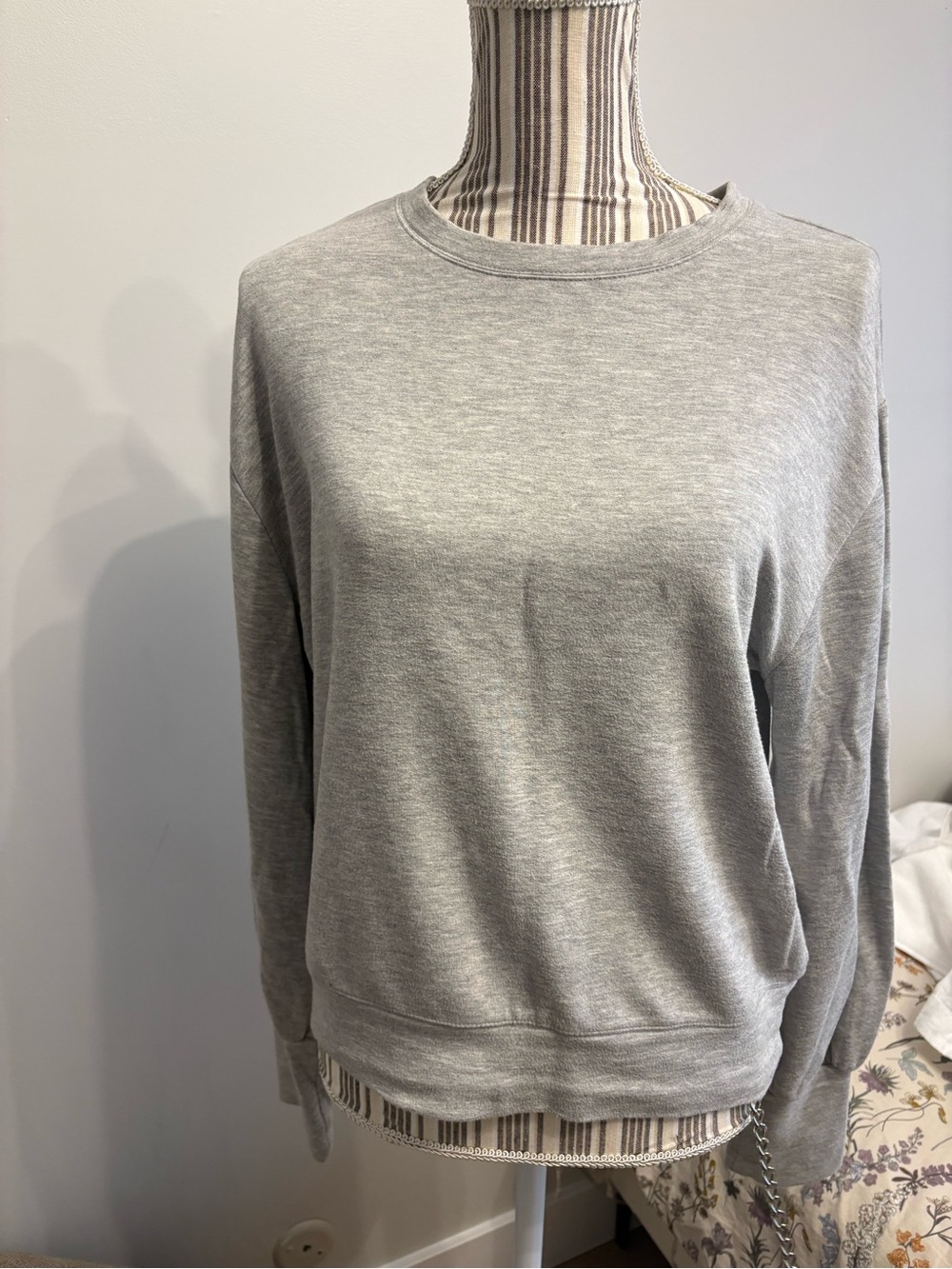 Karen Kane ladies sz SClassic Crewneck lightweight Sweatshirt - Light Gray